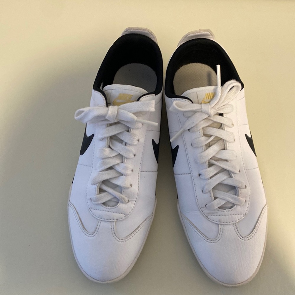 Women’s Nike Fivekay performance trainers in white/black. Faux leather. 7.5M